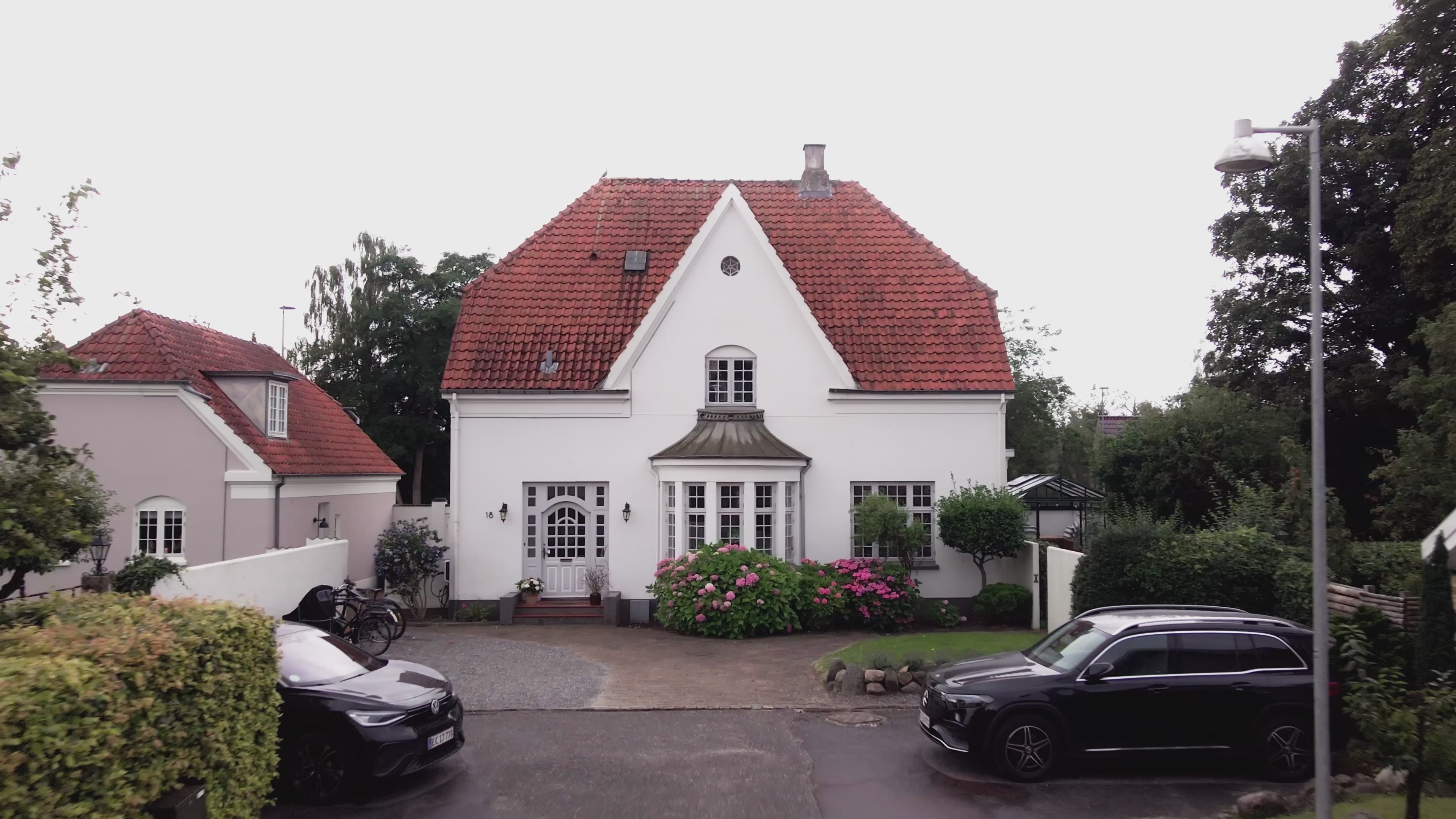 Indlæs video: hero video showcasing patriciavilla aesthetic